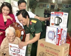 Công ty Minh Khoa cùng đoàn Sở y tế thành phố thăm tặng Mẹ Việt Nam anh hùng 